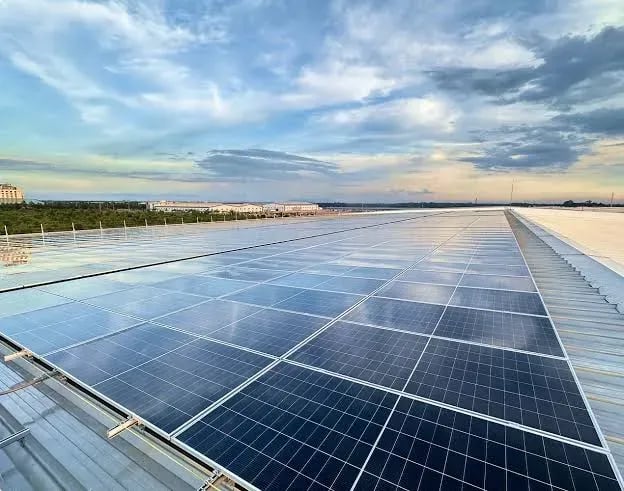 Warehouse cluster with rooftop solar